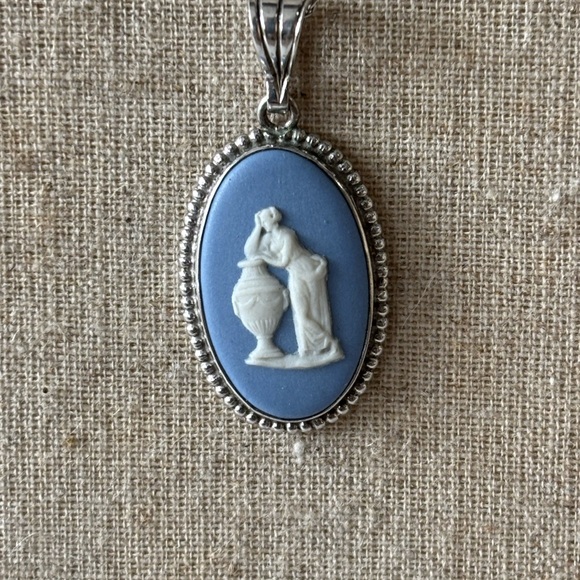 Vintage Wedgwood Jasperware Pendant Necklace - Picture 3 of 8